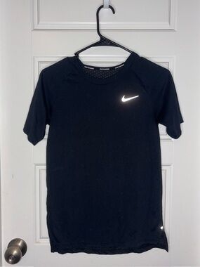 Nike Womens XS Black Dri-FIT Short Sleeve Training Tee with Mesh back